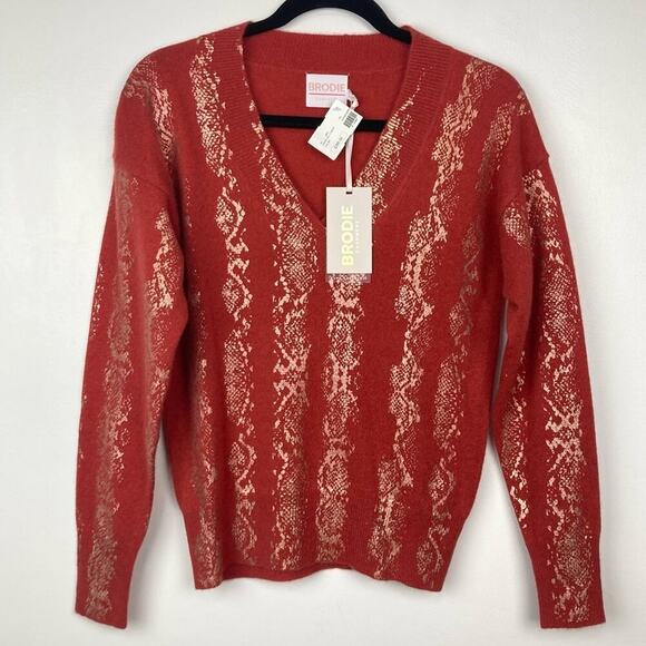 New BRODIE CASHMERE V Neck Sweater in Cinnamon/Champagne - Picture 13 of 13